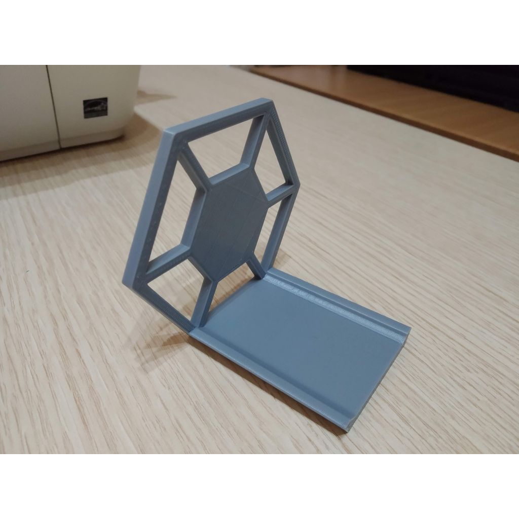 Duvar Standı – Figürlerinizi Asmak İçin Şık Hexagon Tasarımı